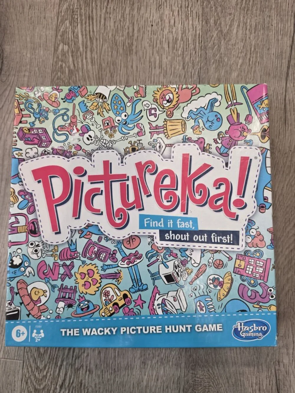 Pictureka! The Wacky Picture Hunt Game By Hasbro comes with everything shown